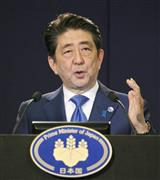 記者会見する安倍首相＝５日、ロンドン市内のホテル（共同）
