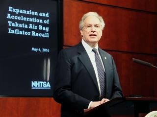 タカタ製欠陥エアバッグのリコール対象拡大を発表する、米道路交通安全局のローズカインド局長＝４日、ワシントン（共同）