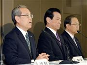 社長昇格が決まり、記者会見する東芝の綱川智副社長（左）。右は退任する室町正志社長＝６日午後、東京都港区