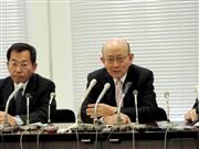 ２０１６年３月期連結決算を発表する伊藤忠商事の岡藤正広社長（右）＝６日、東京都港区