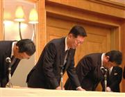 記者会見で謝罪する東亜建設工業の松尾正臣社長（右から２人目）ら＝６日、横浜市西区（岩崎雅子撮影）