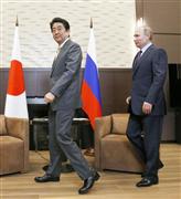 会談に臨む安倍首相（左）とロシアのプーチン大統領＝６日、ソチ（共同）