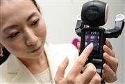 シャープが発売するモバイル型ロボット電話「ロボホン」。背面のディスプレイを指でスライドさせて操作する