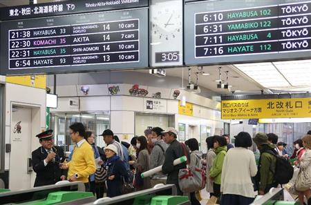 東北新幹線の人身事故で、定刻より大幅に遅れて盛岡駅に到着した乗客＝８日午前３時すぎ