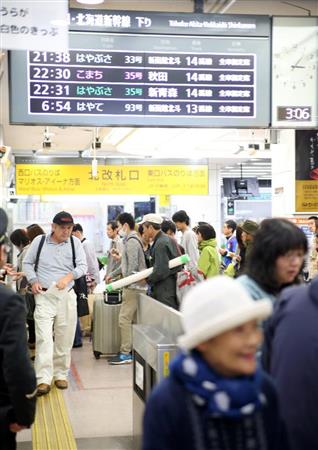 東北新幹線の人身事故で、定刻より大幅に遅れて盛岡駅に到着した乗客＝８日午前３時すぎ