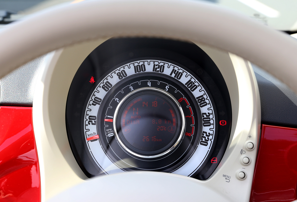 フィアット「５００Ｃ」のメーターパネル。中央部はデジタル表示だ