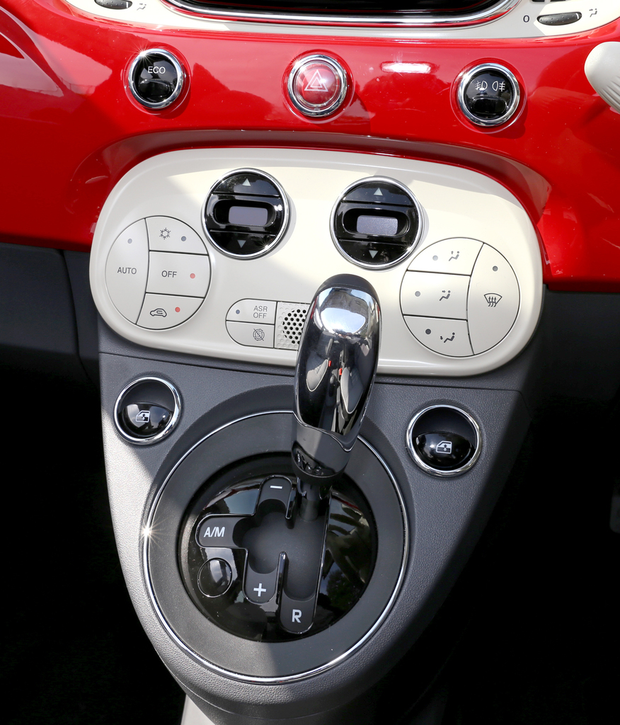 フィアットのデュアロジック。シフトレバーの左右にはパワーウインドウのスイッチを配置