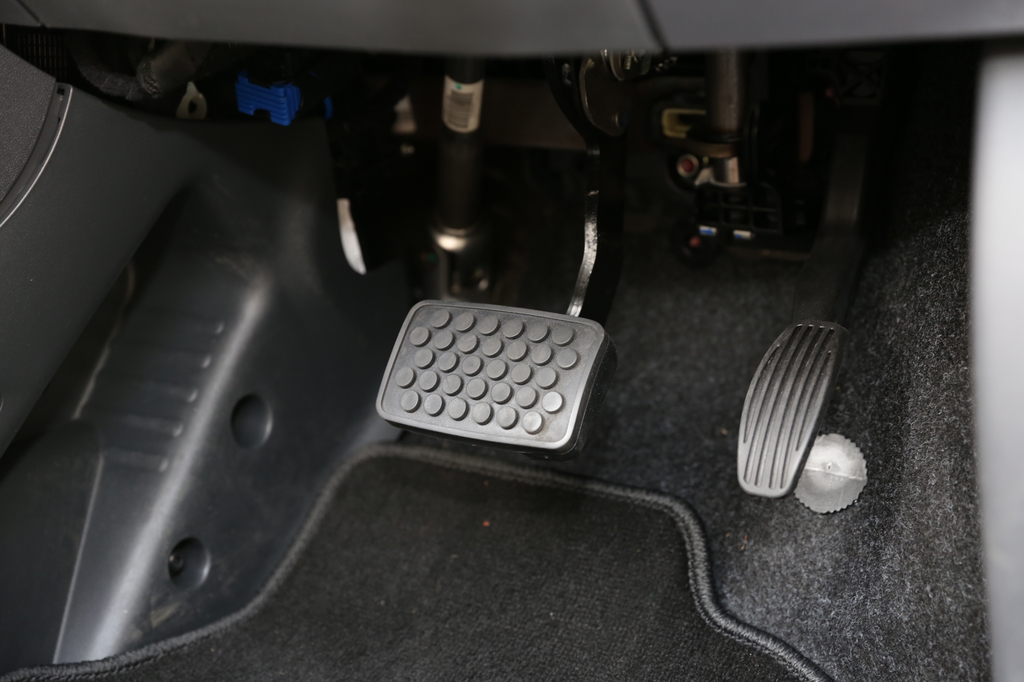 アクセルペダルはかなり小さいので、何度か踏み外しそうになった…