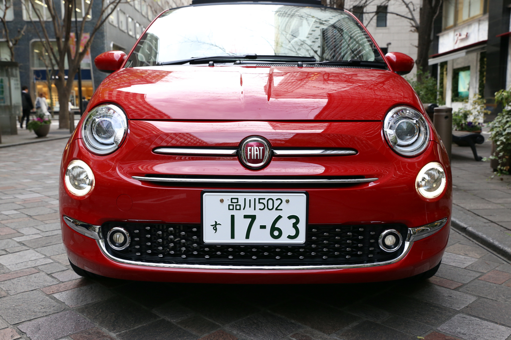 日本サイズのナンバープレートを装着しても違和感のないバンパーに変更された