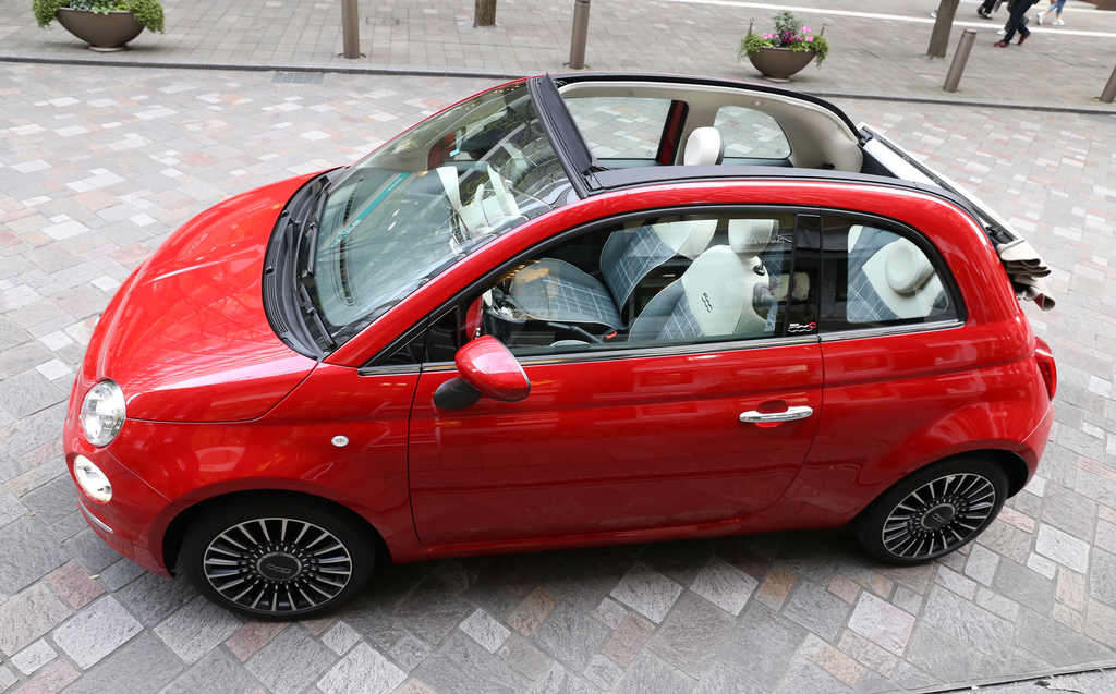 幌を全開にしたフィアット「５００Ｃ」