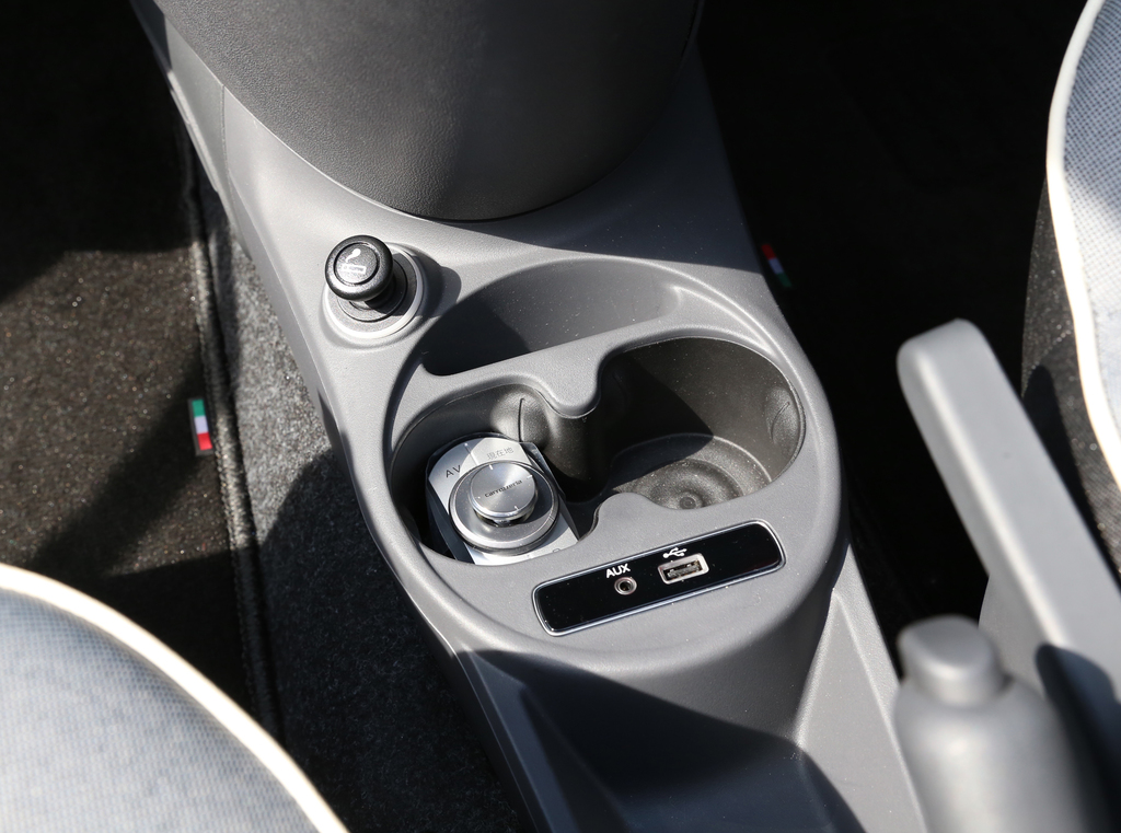 内側にラバーサポートを装着したドリンクホルダー。ＵＳＢなども装備する