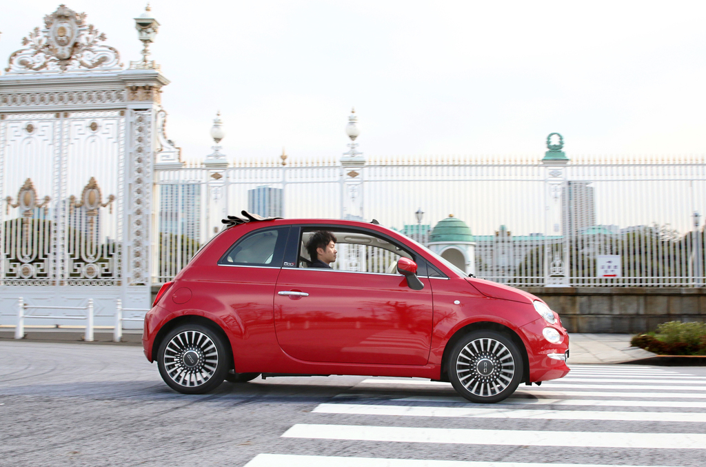 フィアット「５００Ｃ」のサイドビュー。幌は後部を残した半開状態