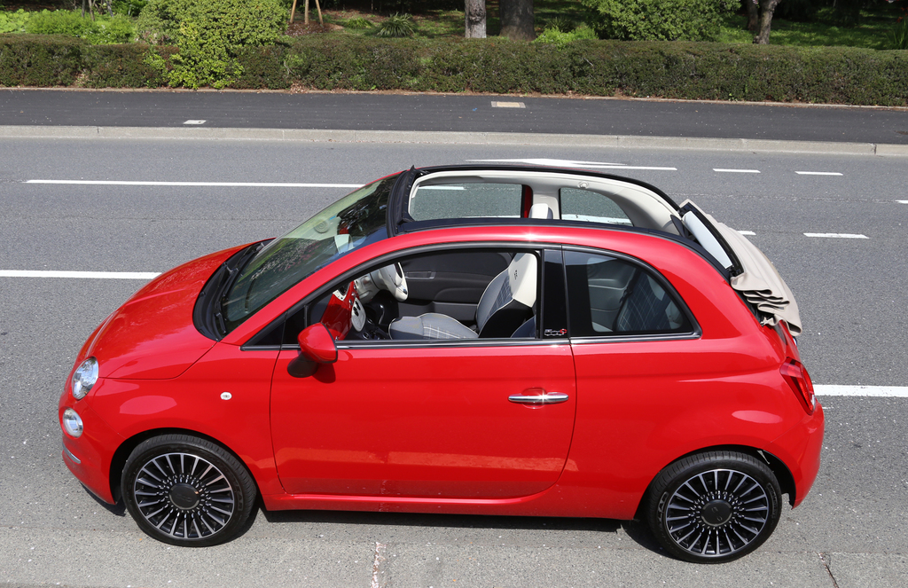 幌を全開にしたフィアット「５００Ｃ」