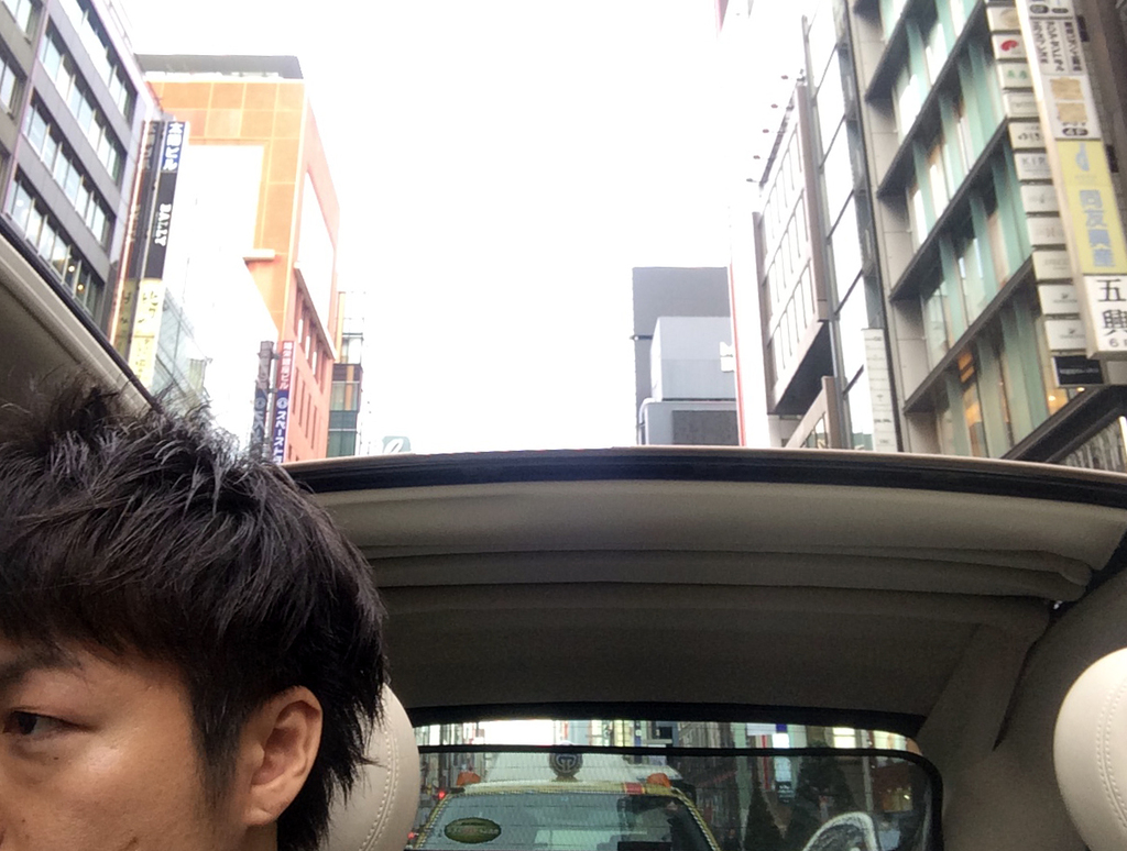 半開なら後方視界も問題なし。全開時は幌が視界に入り、後ろがやや見づらい