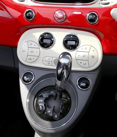 フィアットのデュアロジック。シフトレバーの左右にはパワーウインドウのスイッチを配置