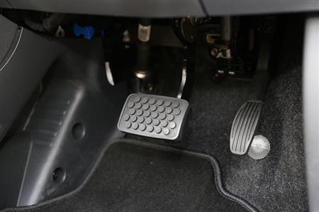 アクセルペダルはかなり小さいので、何度か踏み外しそうになった…