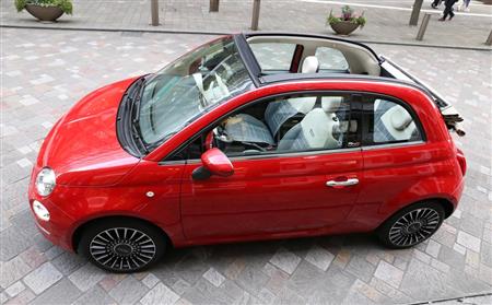幌を全開にしたフィアット「５００Ｃ」