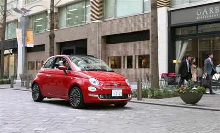 丸の内を走るフィアット「５００Ｃ」