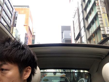 半開なら後方視界も問題なし。全開時は幌が視界に入り、後ろがやや見づらい