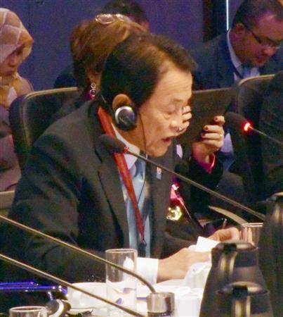 アジア開発銀行の年次総会で演説する麻生財務相＝４日、フランクフルト（共同）