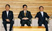 閣議に臨む（左から）石原経済再生相、安倍首相、麻生財務相＝１０日午前、首相官邸