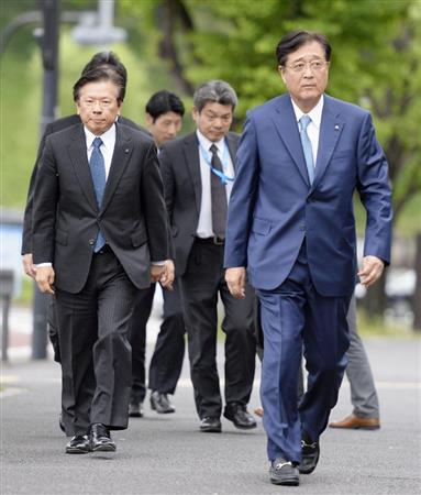 燃費データ不正問題の調査状況を報告するため、国交省に入る三菱自動車の益子修会長（手前右）と相川哲郎社長（同左）＝１１日午後