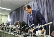 国土交通省への報告後に開かれた記者会見を終え、退席する益子修会長。左奥は相川哲郎社長＝１１日午後、東京都千代田区（撮影・春名中）