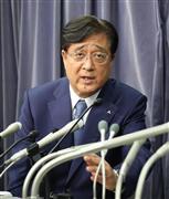 三菱社製自動車の燃費試験不正行為で、国土交通省への報告を終え会見に臨む益子修・会長兼ＣＥＯ＝１１日午後、東京都千代田区（撮影・春名中）