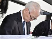 決算会見で頭を下げるタカタの野村洋一郎取締役＝１１日午後、東京・日本橋兜町の東京証券取引所