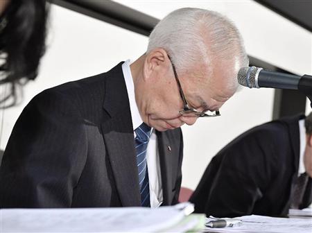 決算会見で頭を下げるタカタの野村洋一郎取締役＝１１日午後、東京・日本橋兜町の東京証券取引所