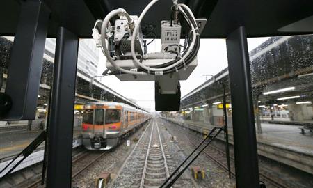 「ドクター東海」の沿線状況を監視するカメラ＝１１日午前、名古屋市