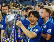 英プレミアリーグの優勝カップを掲げる岡崎慎司＝７日、英レスター（ＡＰ）