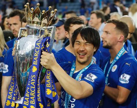 英プレミアリーグの優勝カップを掲げる岡崎慎司＝７日、英レスター（ＡＰ）