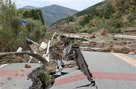 激しく損壊した熊本県南阿蘇村の道路＝４月１６日