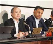 会見するソフトバンクグループの孫正義社長。右はニケシュ・アローラ副社長＝１０日、東京都中央区の東京証券取引所