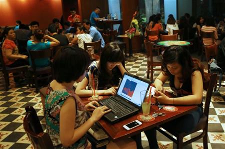 ベトナム・首都ハノイのカフェでインターネットを利用する女性たち（ＡＰ）