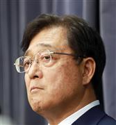 三菱社製自動車の燃費試験不正行為で、国土交通省への報告を終え会見に臨む益子修・会長兼ＣＥＯ（中央）＝１１日午後、東京都千代田区（撮影・春名中）