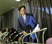 三菱社製自動車の燃費試験不正行為国土交通省への報告後に開かれた記者会見を終え、退席する益子修会長。左奥は相川哲郎社長＝１１日午後、東京都千代田区（撮影・春名中）