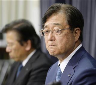 記者会見で厳しい表情の三菱自動車の益子修会長。左は相川哲郎社長＝１１日午後、国交省