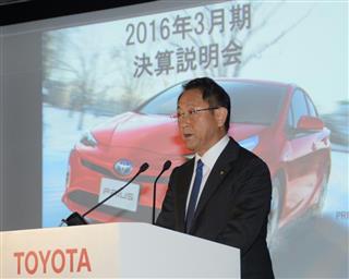 ２０１６年３月期連結決算の説明を行うトヨタ自動車の豊田章男社長＝１１日、東京都文京区