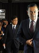 会見場に入る三菱自動車の益子修会長（左）。手前は日産自動車のゴーン社長＝１２日、横浜市（大西正純撮影）