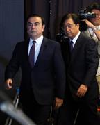 会見場に入る日産自動車のゴーン社長（左）と三菱自動車の益子修会長＝１２日、横浜市（大西正純撮影）