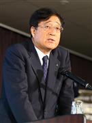 会見する三菱自動車の益子修会長＝１２日、横浜市（大西正純撮影）