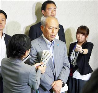 関東地方知事会議後、自身の政治資金問題などについて報道陣の質問に答える東京都の舛添要一知事＝１２日、宇都宮市（石野哲郎撮影）