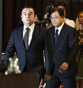 資本業務提携の発表記者会見に臨む日産自動車のカルロス・ゴーン社長（左）と三菱自動車の益子修会長＝１２日午後、横浜市