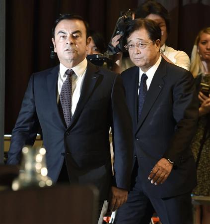 資本業務提携の発表記者会見に臨む日産自動車のカルロス・ゴーン社長（左）と三菱自動車の益子修会長＝１２日午後、横浜市