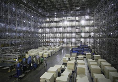４月１２日に撮影されたＬＮＧ運搬船「泛亜号」の船体内部の様子。歩いている作業員が小さくみえる（中国新聞社）