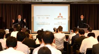 共同記者会見する日産自動車のカルロス・ゴーン社長（左）と、三菱自動車の益子修会長＝１２日午後、横浜市