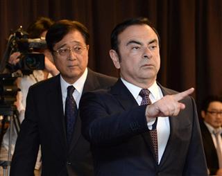 資本提携することをうけての共同記者会見に臨む日産自動車のカルロス・ゴーン社長（右）と、三菱自動車の益子修会長＝１２日午後、横浜市（大西史朗撮影）