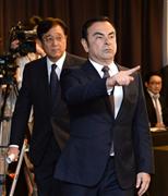 資本提携について共同記者会見に臨む日産自動車のカルロス・ゴーン社長（右）と、三菱自動車の益子修会長＝１２日、横浜市（大西史朗撮影）